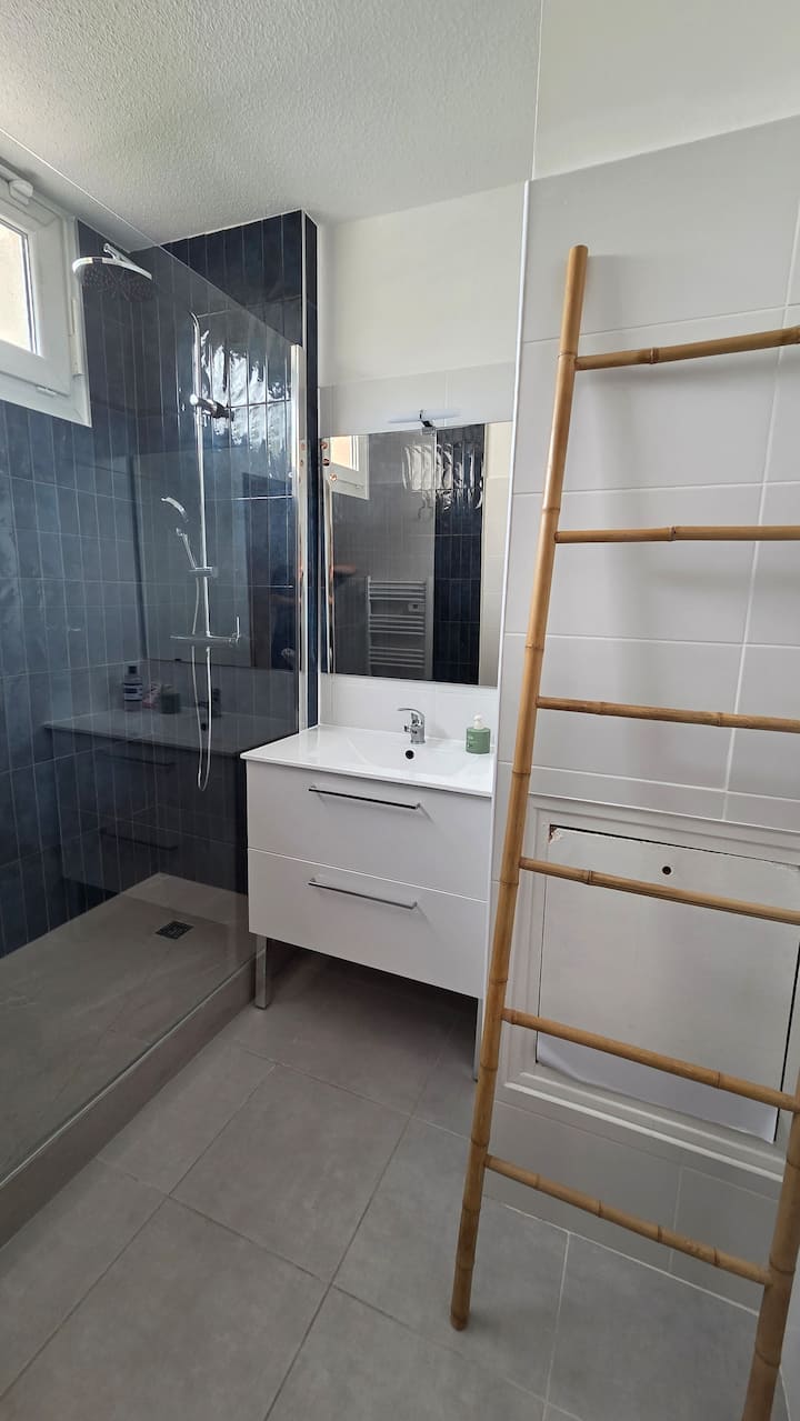 Salle de bain avec douche à l'italienne