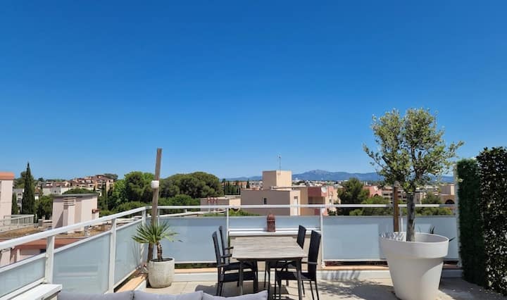 Table de la terrasse avec vue sur les toits