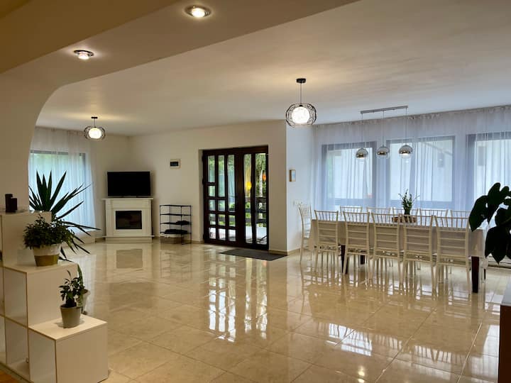 Casa Zena - 5 Bedroom Retreat - Poiana Mărului