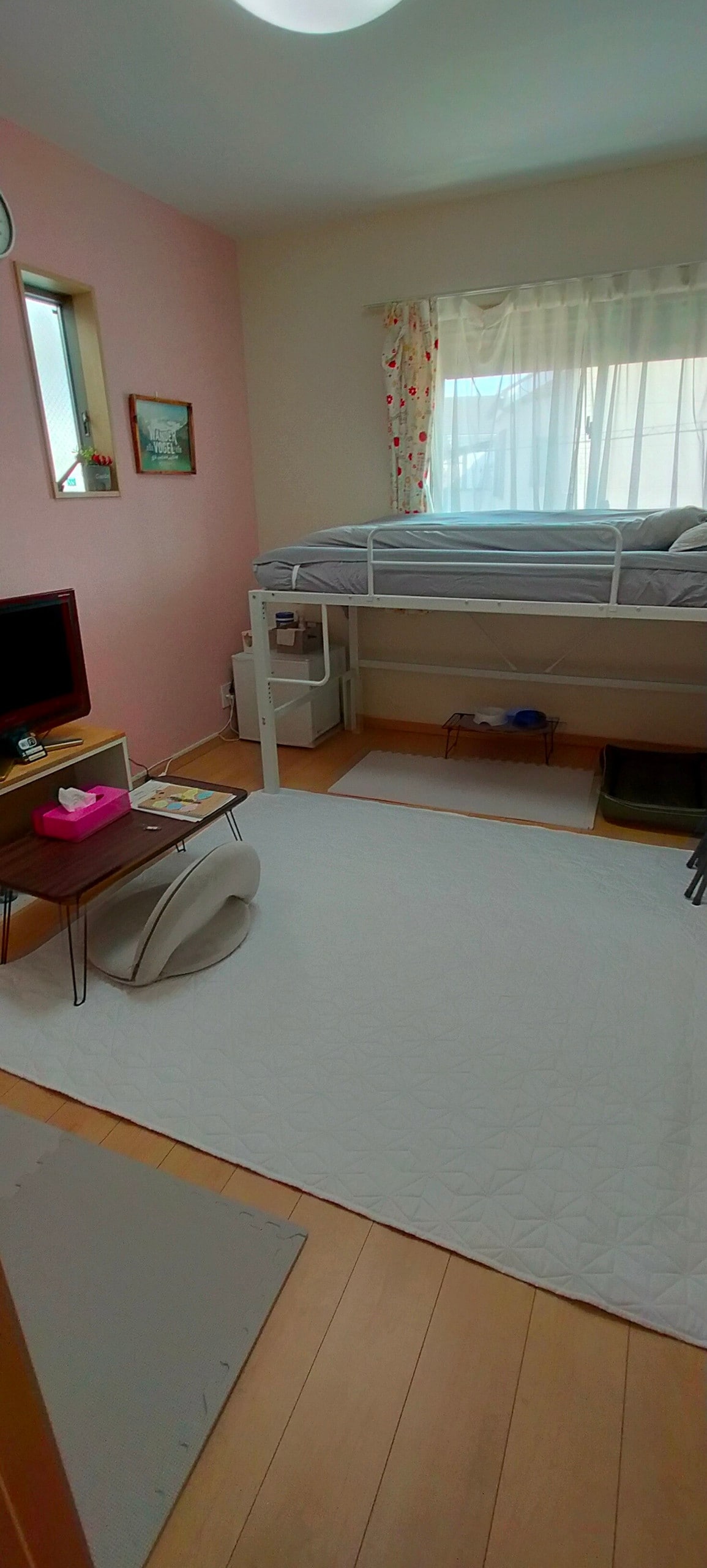 Postavili smo krevet na kat kako bi se dvije osobe mogle opustiti u smještaju.Također, nema podnožja, pa se čak i visoki ljudi mogu opustiti.
Naravno, dozvoljeni su i kućni ljubimci