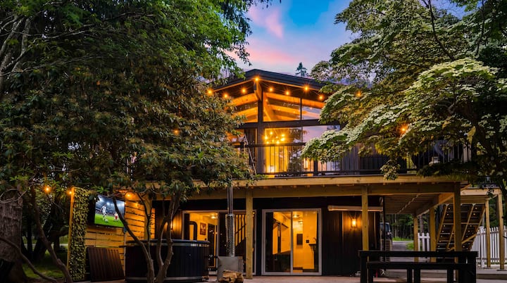 BLVCK Cabin 4 w/ In-ground Pool, Hot tub & Firepit - Cabins for