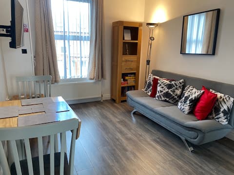 Top performing Airbnb: Stylish City 2nd Floor Apartment in Botanic