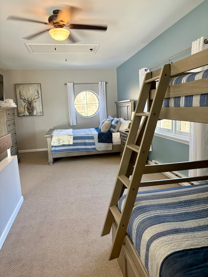 1 bračni krevet (širine 150-179 cm), krevet na kat s bračnim krevetom (širine 150-179 cm), kupaonica s WC-om + masažna kada, TV