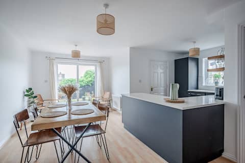 Stylish Coastal Retreat (with free parking)