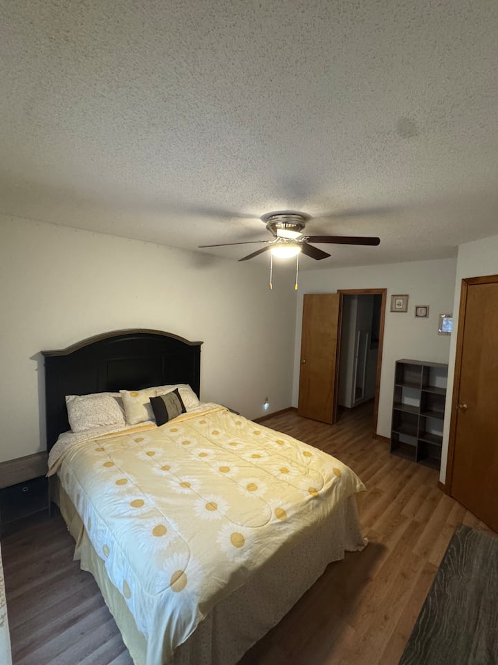 Cozy Large Room In Quiet Neighborhood - Leavenworth, KS