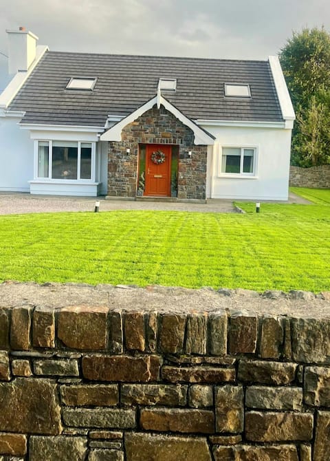 Large Private Country Home with gardens and WIFI