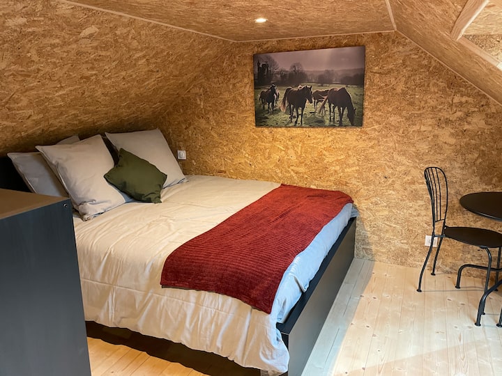 Open bedroom (no door), attic upstairs, maximum height 1.80 m.
