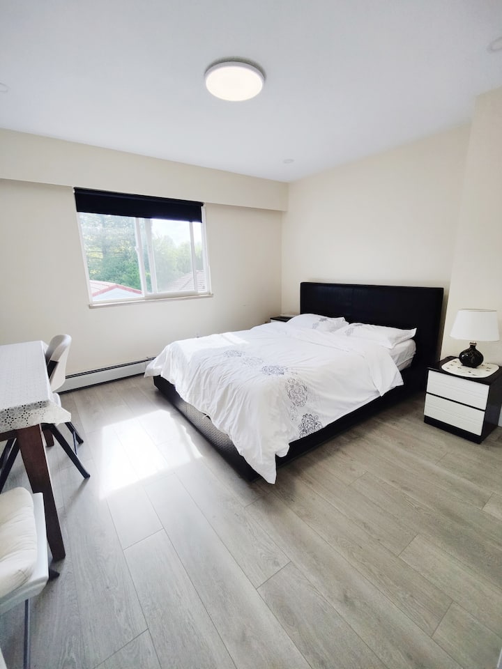 Соба со брачен кревет (широк 150 – 179 см) на 2-ри кат.Со приватна бања