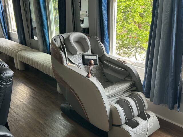100-in TV|Massage Chair|KING Beds|Walk to UT: ½ mi gallery image 3