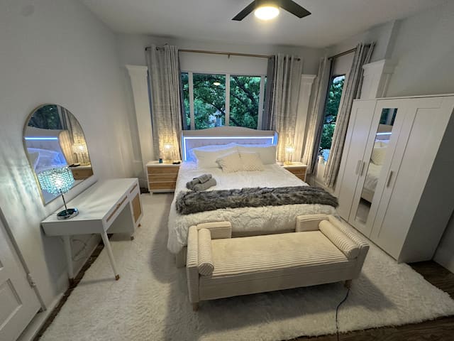 Walk to UT|100″ TV|Massage Chair|King Beds|Themes