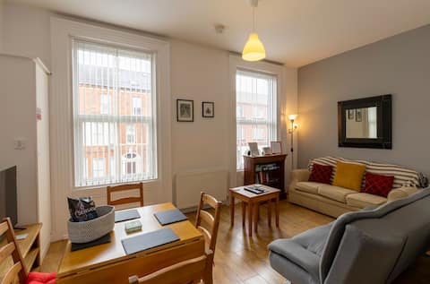 Top performing Airbnb: Stylish City 1st floor Apartment in Central