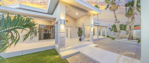 5Bed 5.5 Bath home 5 min drive-PalmBeach