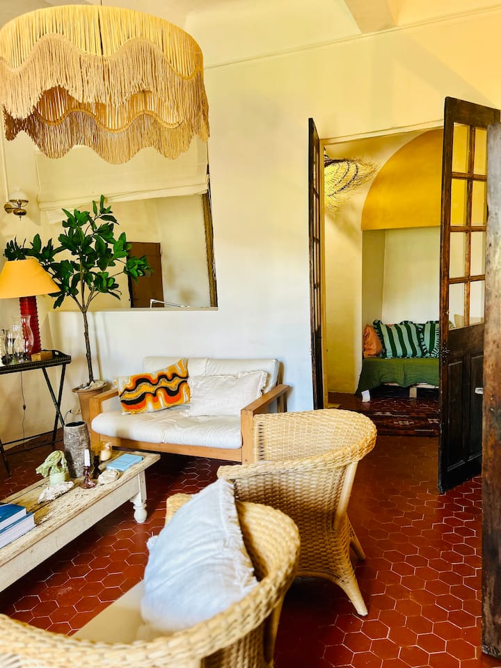 غرفة نوم احتياطية صغيرة تفتح على غرفة المعيشة، مع سرير أريكة 90 × 190 سم وخزانة ومكتب صغير