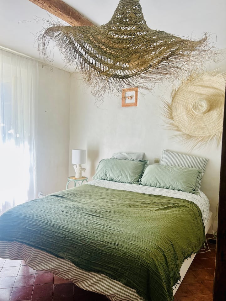 سرير مزدوج 160 × 200 وخزانة ملابس بروفنسال كبيرة ومكتب صغير