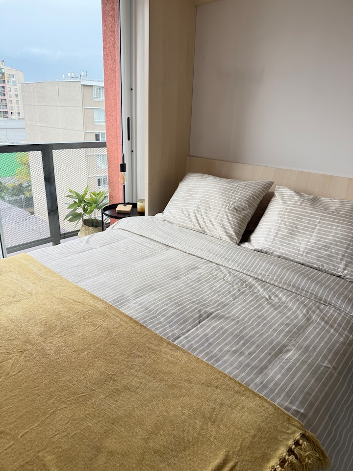 El dpto studio cuenta con una cama de 2 plazas, sábanas y plumón. Tenemos mantas adicionales en el clóset. Hay disponibles 4 almohadas para tu comodidad. Si necesitas mayor espacio puedes subir la cama, para eso te recomendamos sacar las almohadas.