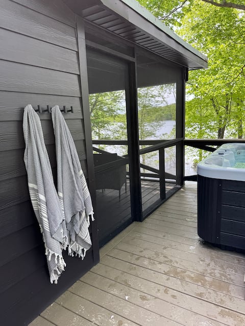 NEW! Nolin Lakefront, Hot Tub, Kayaks, Fishing