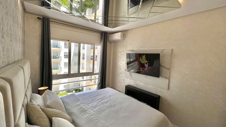 Chambre raffinée avec lit double ultra confortable, climatisation et chauffage, mirroir au plafond ,baie vitrée et tlevision
