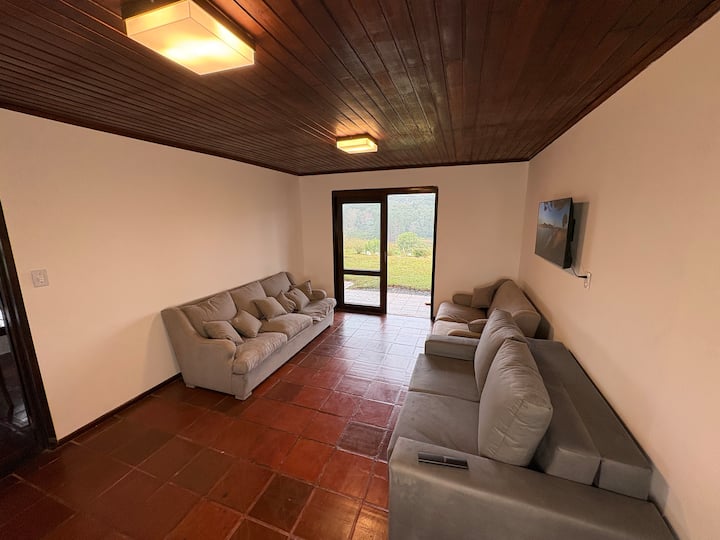 สภาพแวดล้อมที่อบอุ่นพร้อมโซฟา 3 ตัว หนึ่งในนั้นเป็นเตียงโซฟา เหมาะสำหรับรองรับผู้เข้าพักได้มากขึ้นอย่างสะดวกสบาย