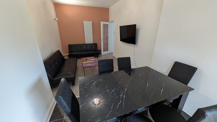 Refurbished 4 Bedroom House & Covered Garden Space - Bolton