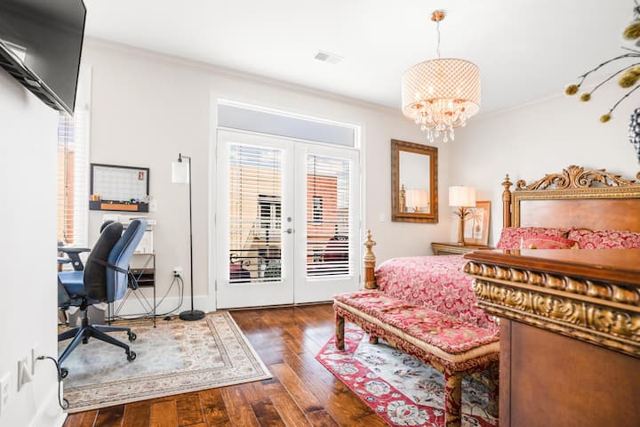 Balkon s plišanim sjedalima za dvoje. 