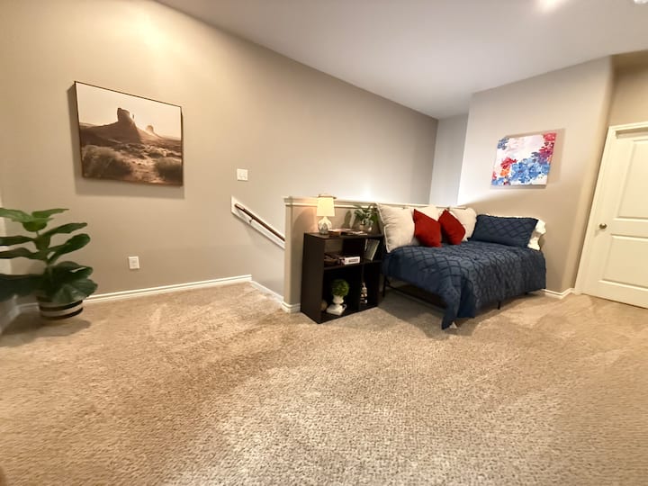 เตียงแฝด XL ตั้งอยู่ในพื้นที่เปิดโล่งบนชั้น 2 ใกล้กับห้องนอนอื่นๆ ทั้งหมด  มีหนังสือ การ์ด ปริศนา เกมให้เล่น 