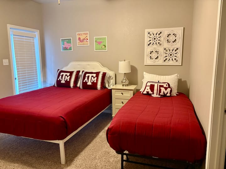 เตียงควีนไซส์และเตียงแฝด XL   ระเบียงที่มองเห็นสวนหลังบ้าน ตู้เสื้อผ้าแบบวอล์คอินพร้อมชั้นวางของ ราวแขวนเสื้อผ้า 3 ราว และชั้นวางกระเป๋าเดินทาง  ห้องน้ำส่วนตัวเต็มรูปแบบพร้อมอ่างอาบน้ำ/ฝักบัว 