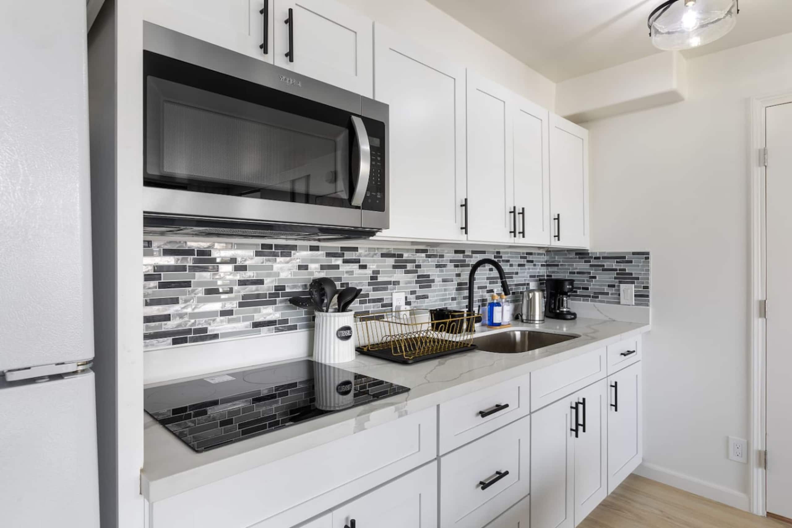 5 min walk to Waikiki Beach, FREE Parking,2bds/WFH - Image 21