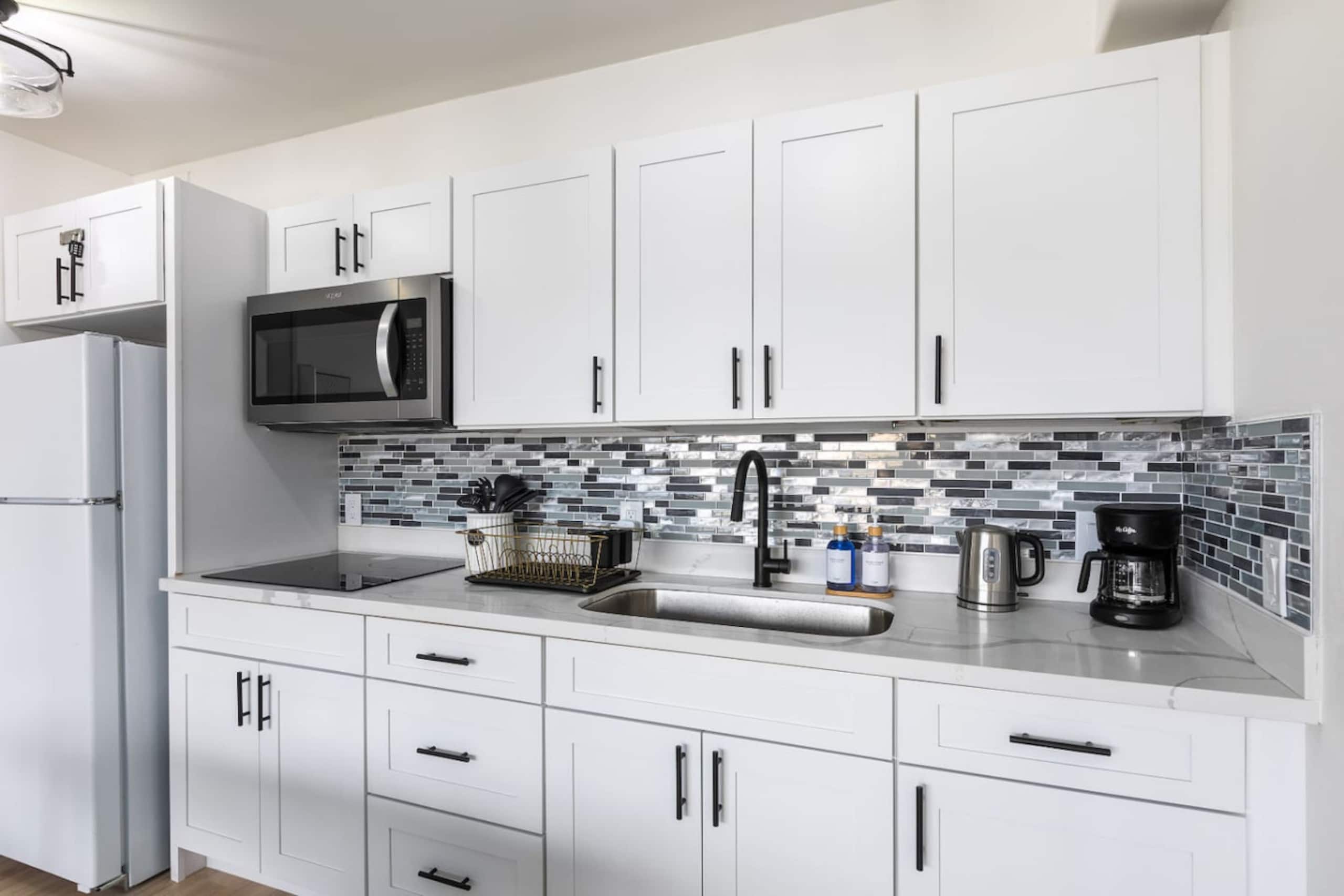 5 min walk to Waikiki Beach, FREE Parking,2bds/WFH - Image 22