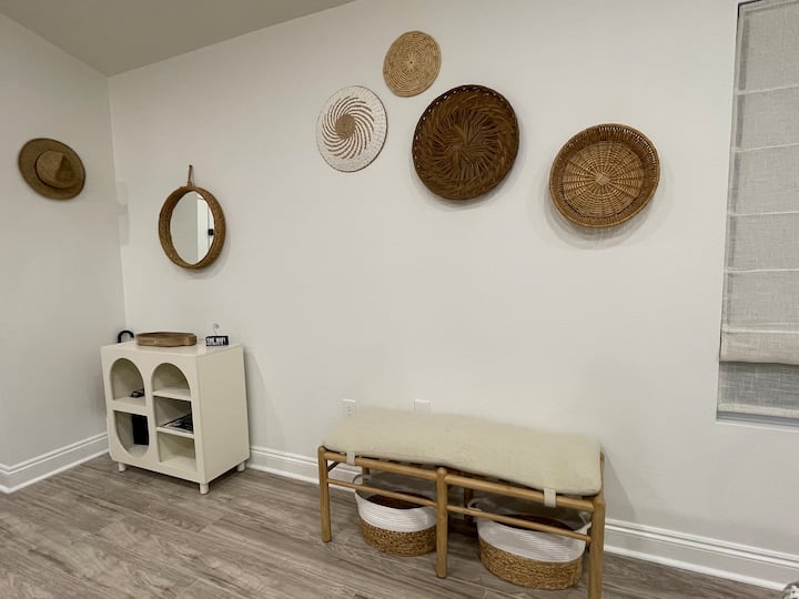 Calm 2br Retreat W/ Yard | Near Beach & Downtown - Pensacola, FL