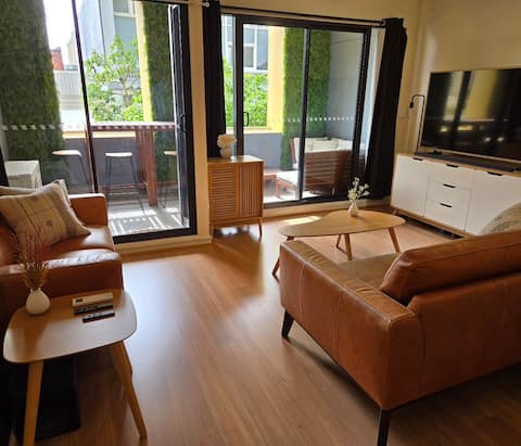 Top performing Airbnb: Prime City Centre Location • Workspace & Fast WiFi in Perth