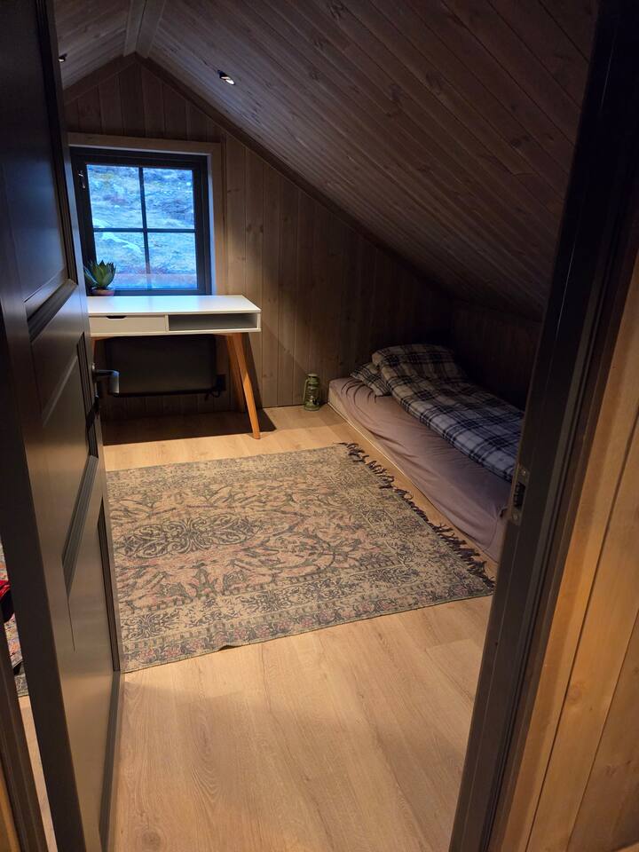 Поткровје во спална соба, 2 душека на подот или канцеларија