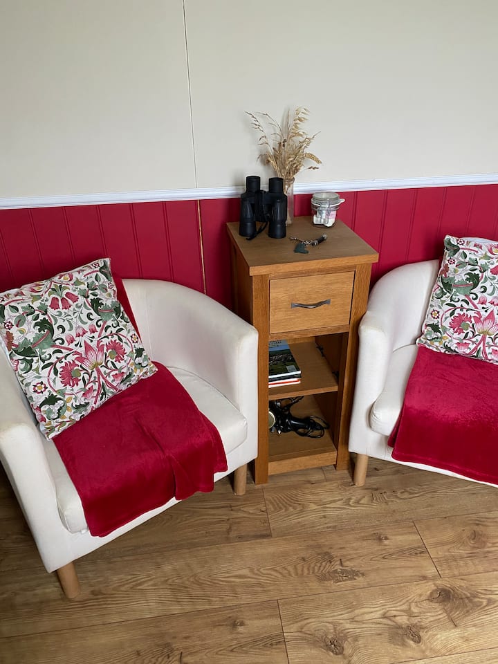 Charming Shepherd’s Hut With Stour Valley Views - Essex