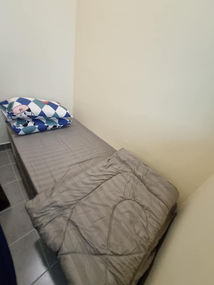 זה חדר קטן עם מיטת יחיד ומזגן.
עבור אותם בני משפחה שמביאים את המשרתת, החדר הזה הוא הבחירה הטובה עבורם.