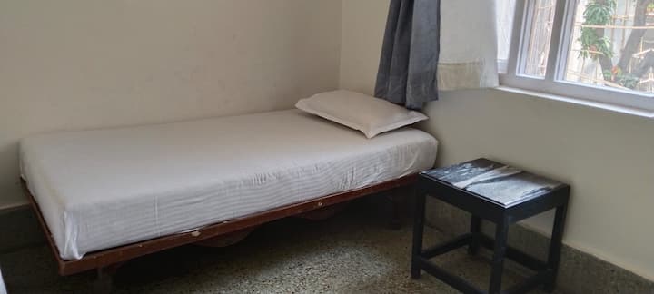 两张舒适的单人床，窗户宽敞，光线充足