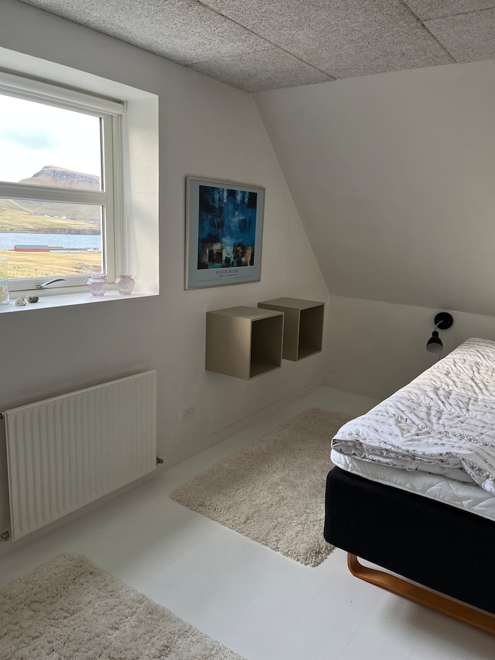 Нова реновирана спална соба 2 - на горниот кат со два единечни кревета. 