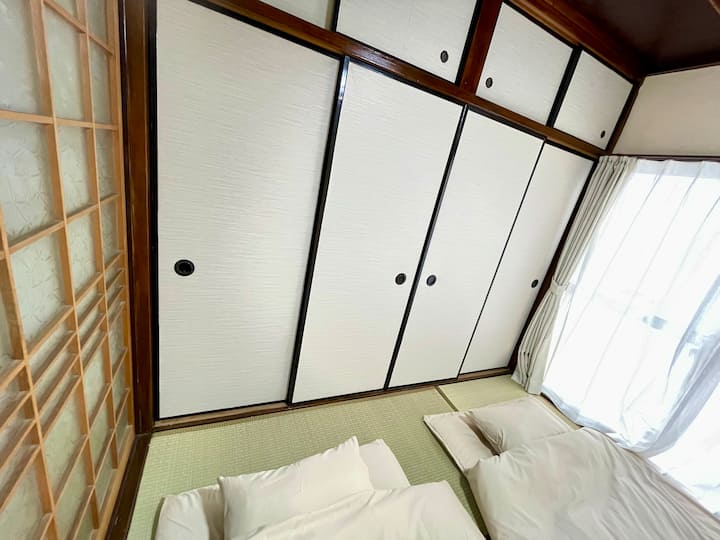 Et værelse i japansk stil med blødt solskin om morgenen.Vi tilbyder to sæt futoner i skabet.