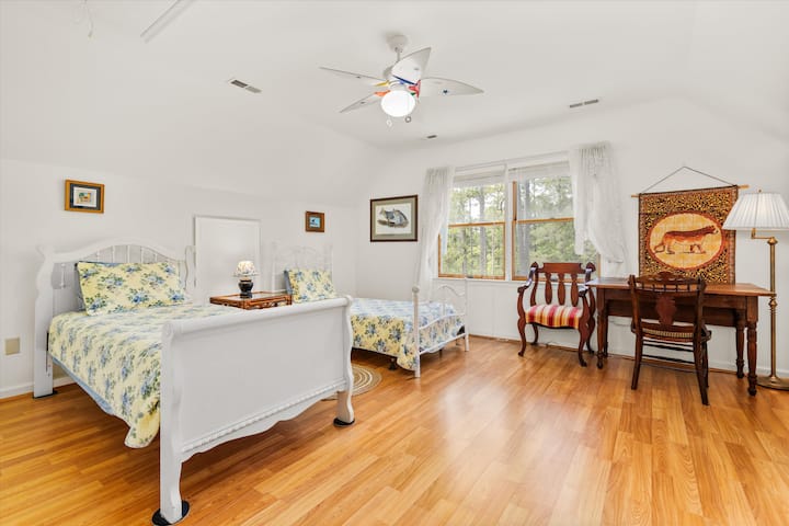 მე-3 სართულის ორადგილიანი საძინებელი და სხვა სამუშაო სივრცე იმავე სართულზე, დიდი აბაზანა-ტუალეტით. Შესანიშნავია ოჯახისთვის თითოეულ დონეზე.