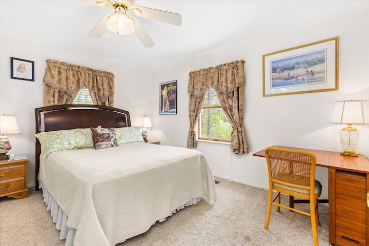 Მთავარი სართულის დედოფლის ზომის საძინებელი სამუშაო სადგურითა და სააბაზანოთი! 