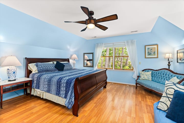 Წყლის შესანიშნავი ხედი ამ დიდი  მე-3 სართულის დიდი საძინებლიდან!