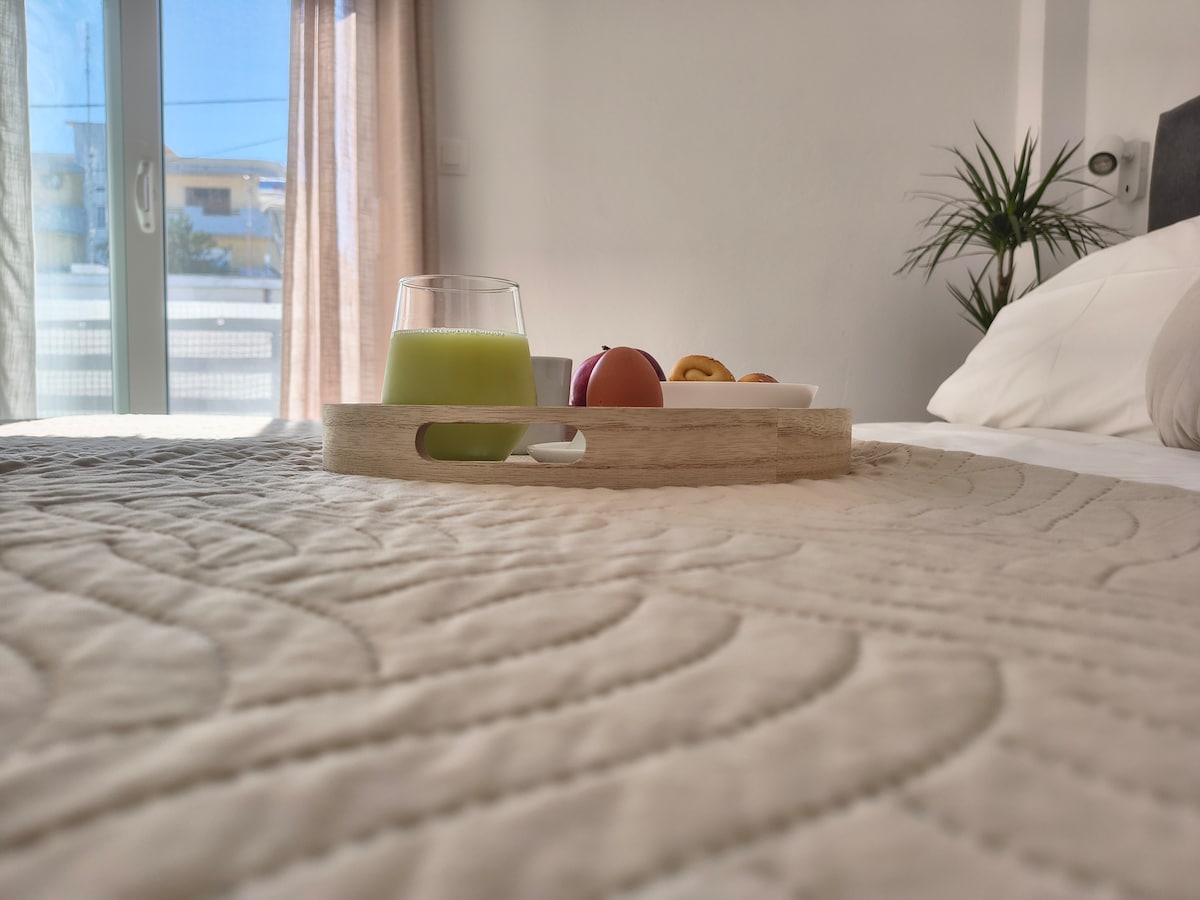 Una cómoda cama doble con sábanas y almohadas de primera calidad para un sueño reparador, luces de lectura, aire acondicionado, espacio de armario abierto y cerrado y un balcón para momentos de relajación.