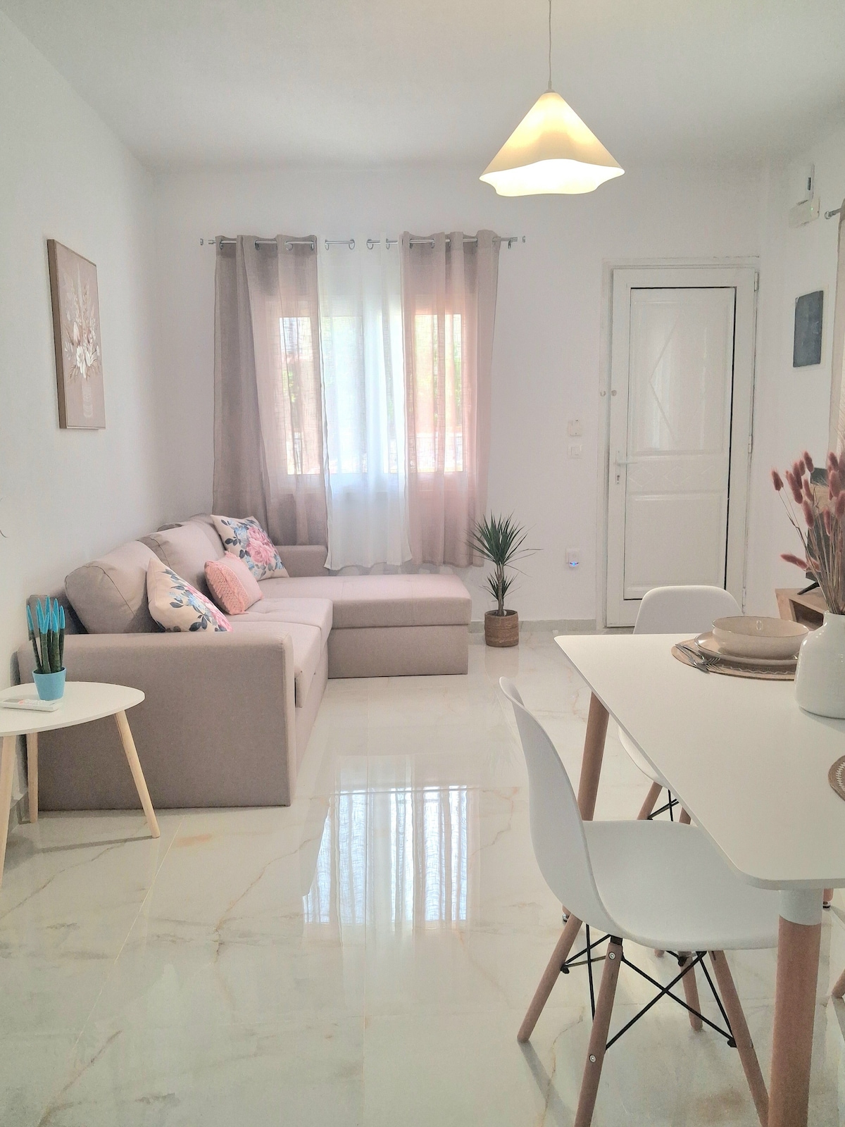 
Espacio luminoso y minimalista con un cómodo sofá cama para dos huéspedes. Se proporciona un sobrecolchón para un sueño reparador, junto con aire acondicionado y TV, ideal para relajarse y descansar.