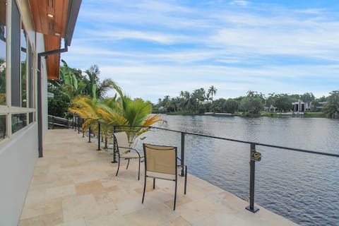 Sunny Lakefront Escape w GameRoom, Gym & SwimSpa