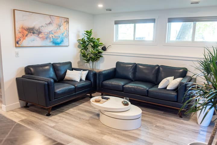 *Suiteon81*
Modern Style
Completely Renovated - Canada