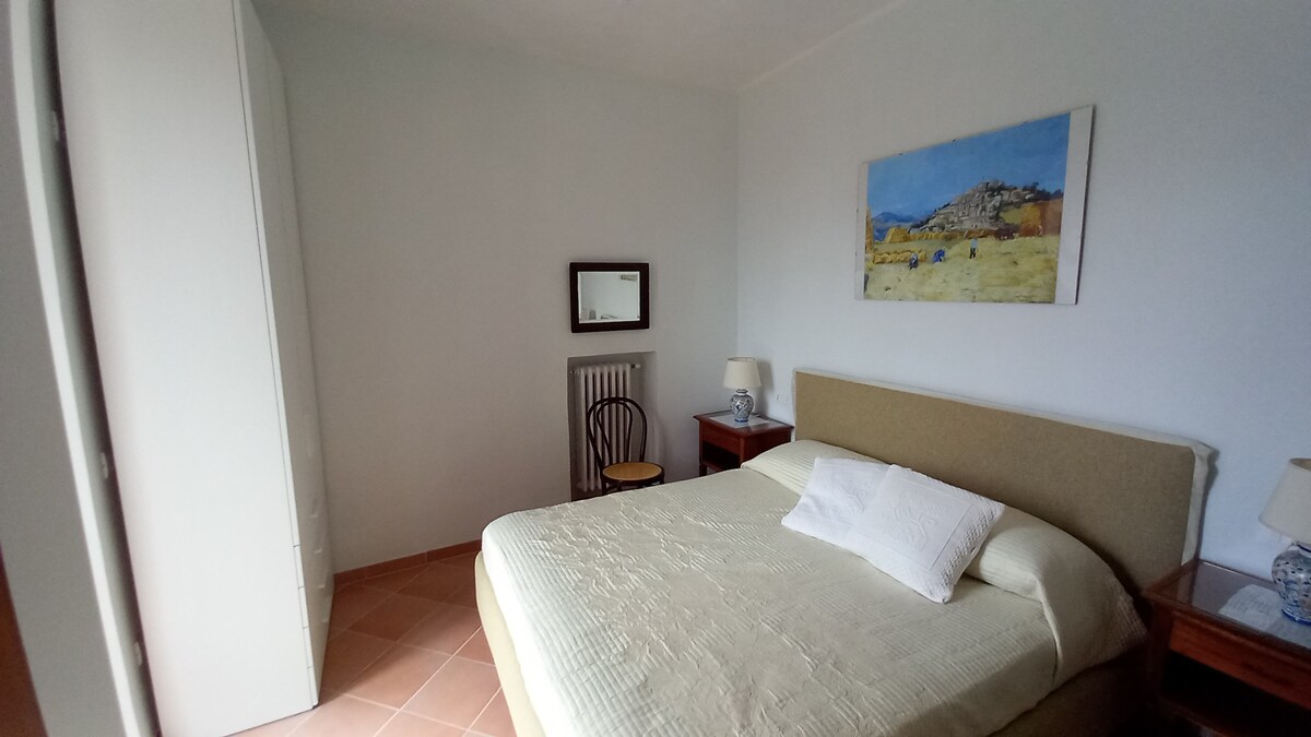 Საძინებელი ორადგილიანი საწოლით, ორი გარდერობით, ტერასის ფრანგული კარით. Შეგახსენებთ, რომ ჩვენს საცხოვრებელში სულ 4 საწოლია, დანარჩენი 4 კი პირველ სართულზე მდებარე ბინაშია, რომელსაც ჩვენი ოჯახის წევრები მართავენ. Მოგვწერეთ ინფორმაციისთვის.