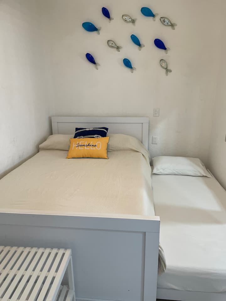 Პირველი სართულის საძინებელში არის კენგურუს საწოლი, ორადგილიანი საწოლი და ორადგილიანი საწოლი. Კონდიციონერი, ჭერის ვენტილატორი და სმარტ-ტელევიზორი. 