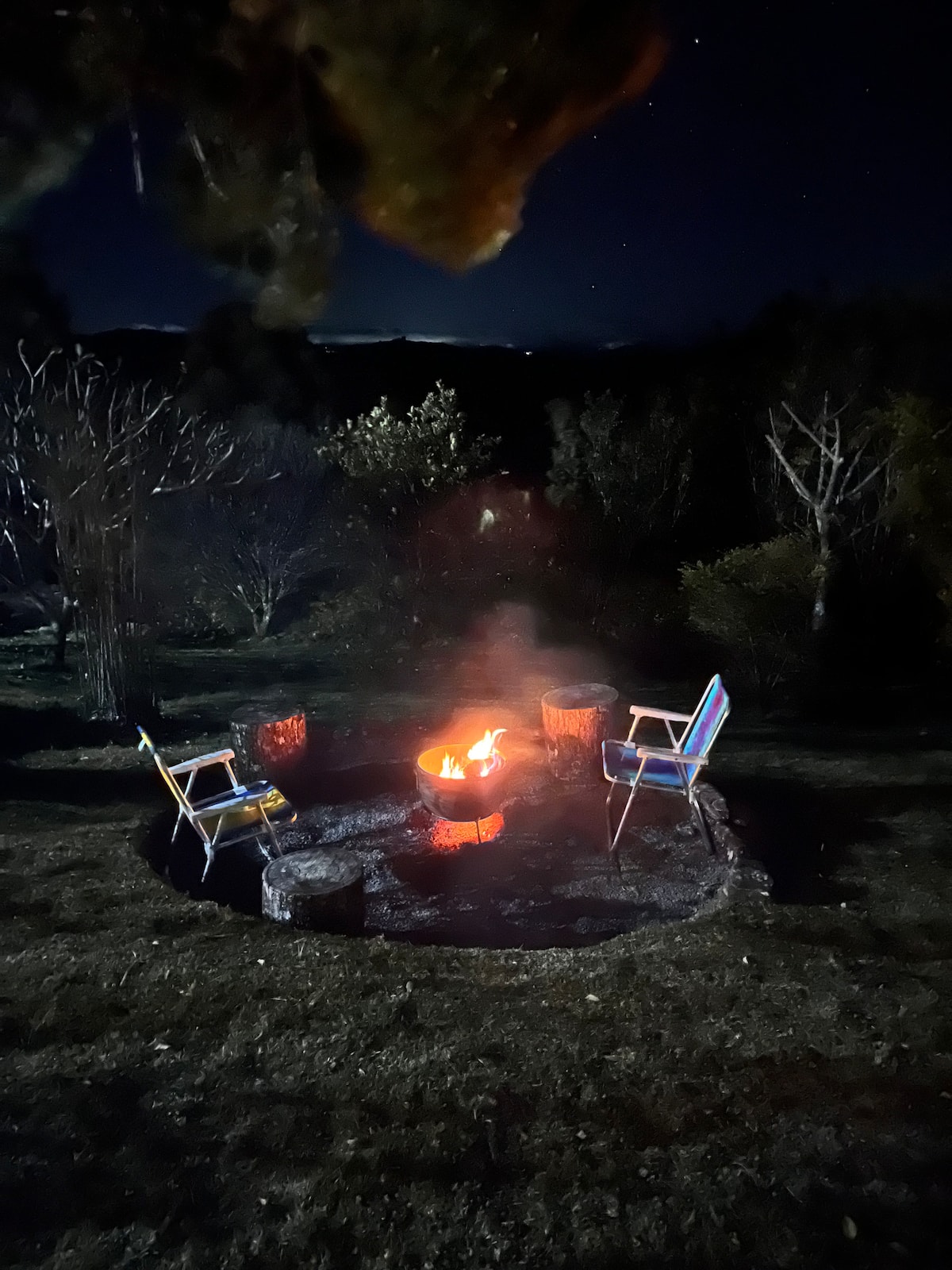 Fogo de chão à noite sob o céu estrelado