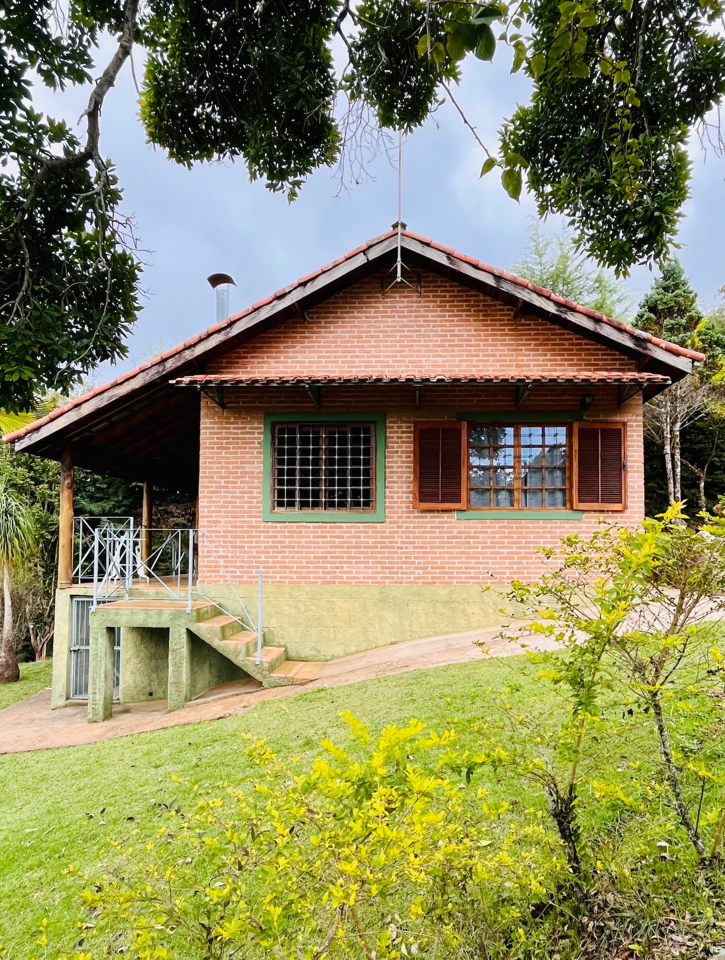 Fachada do chalé de 40 m² cercado pelo verde