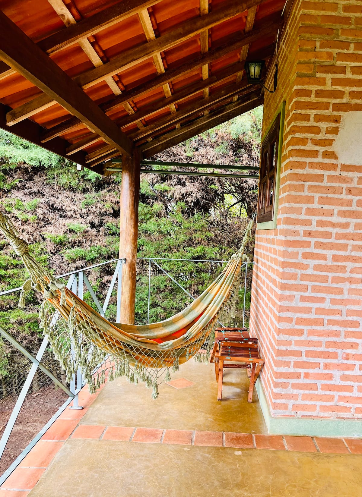Varanda com rede voltada para a natureza