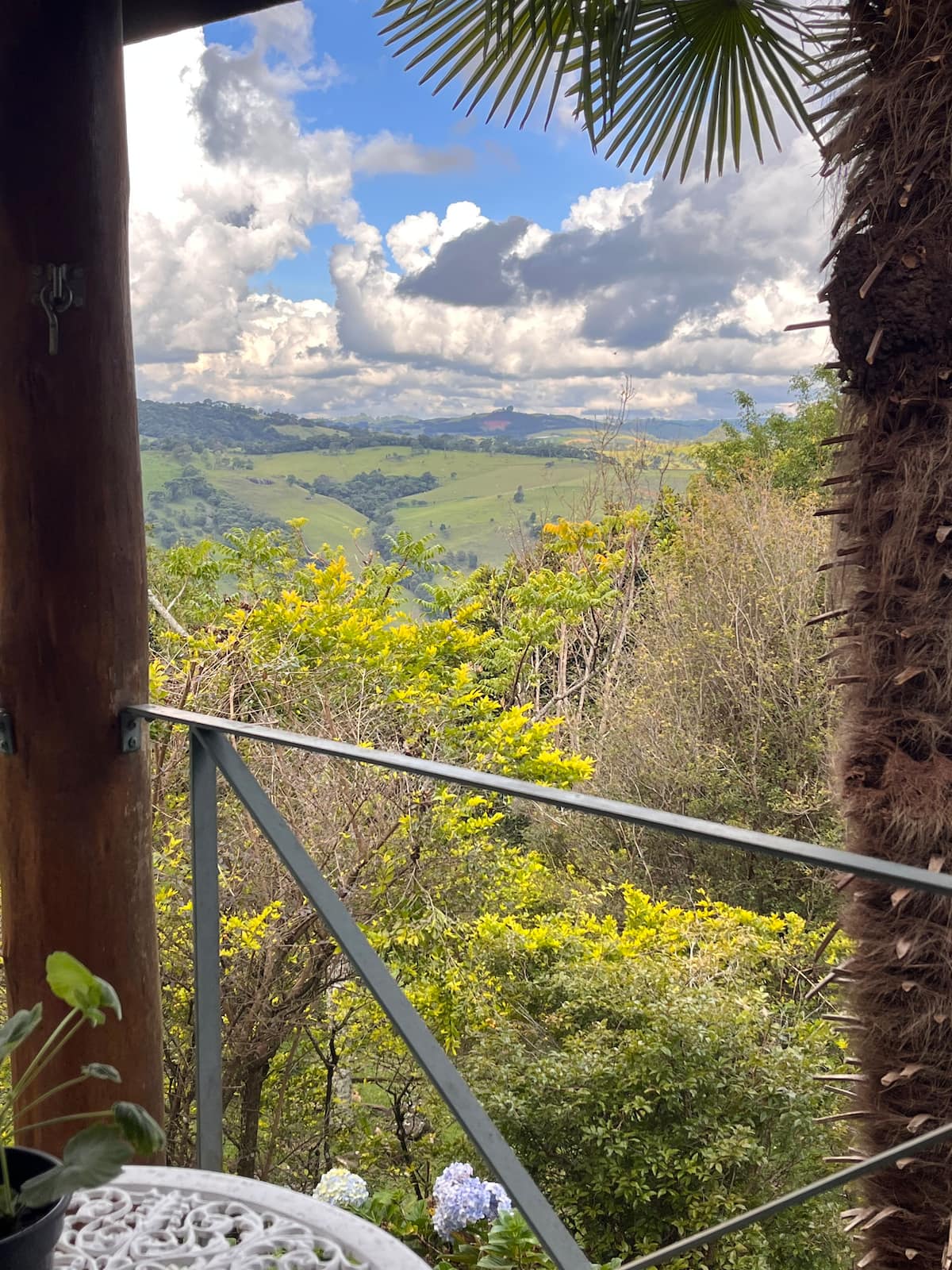 Vista das montanhas a partir do deck