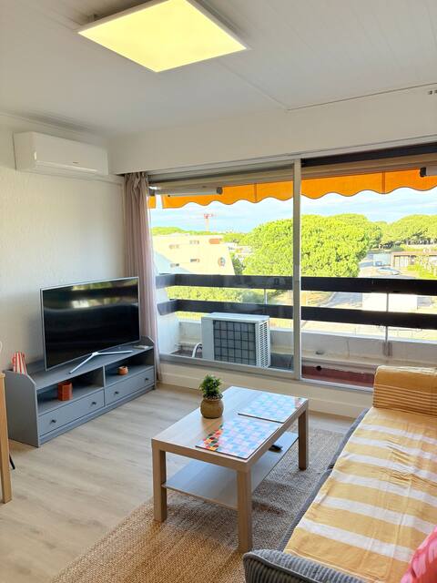 Top performing Airbnb: Nice air-conditioned beach-pool studio in Le Grau Du Roi